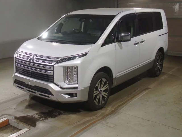 Mitsubishi DELICA D5 — фото 1