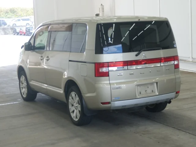 Mitsubishi DELICA — фото 2