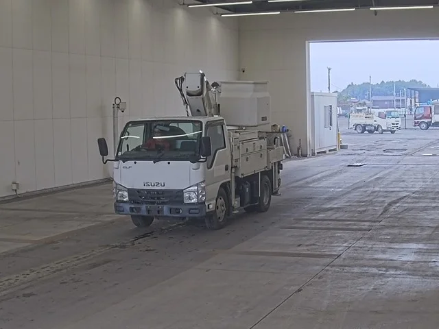 Isuzu ELF — фото 1