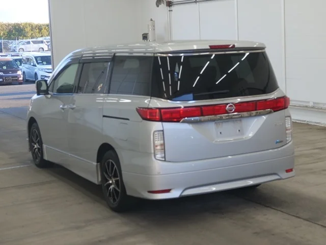 Nissan ELGRAND — фото 2