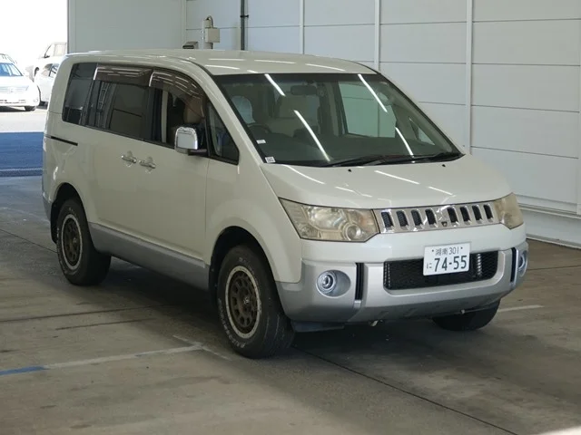 Mitsubishi DELICA — фото 1
