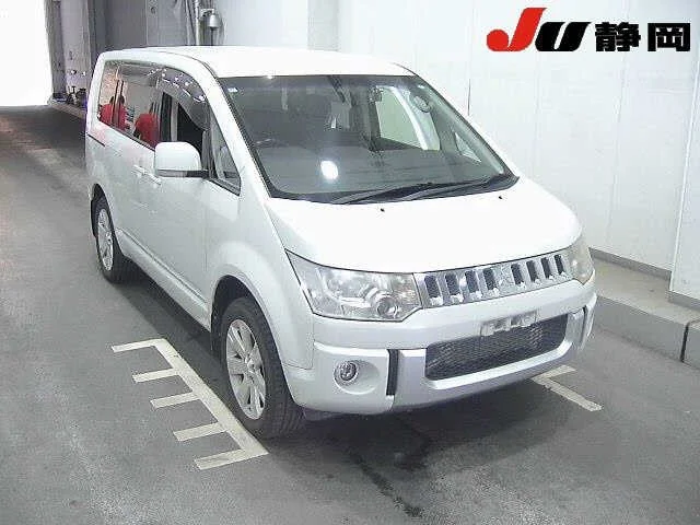 Mitsubishi DELICA D5 — фото 1
