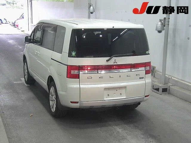 Mitsubishi DELICA D5 — фото 2