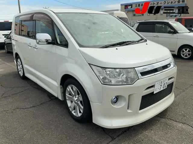 Mitsubishi DELICA D5 — фото 1
