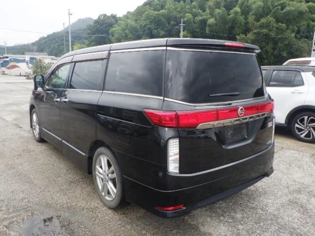 Nissan ELGRAND — фото 2