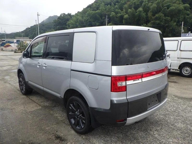 Mitsubishi DELICA — фото 2