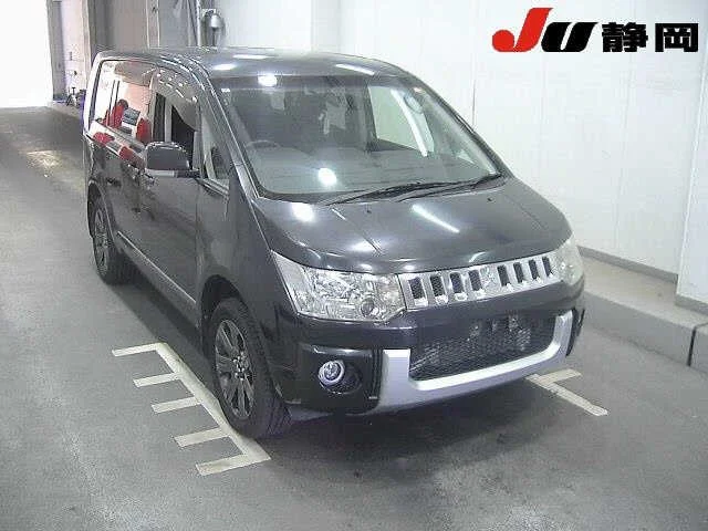 Mitsubishi DELICA D5 — фото 1