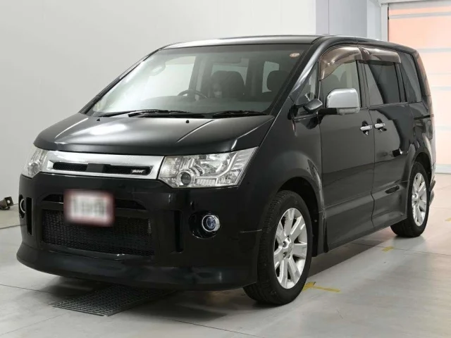 Mitsubishi DELICA D5 — фото 1