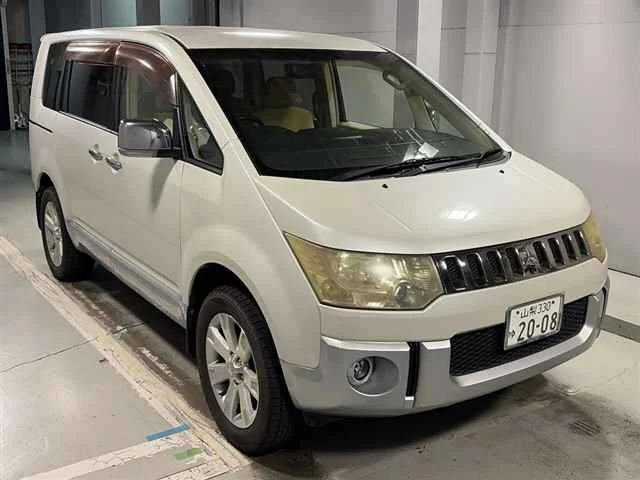 Mitsubishi DELICA D5 — фото 1