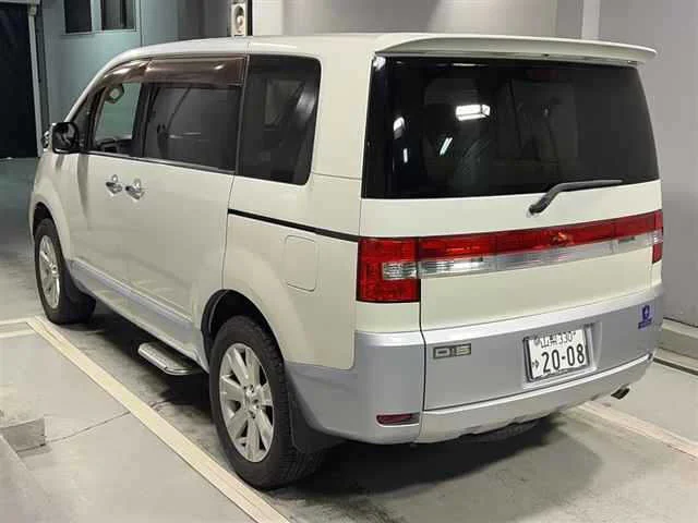 Mitsubishi DELICA D5 — фото 2