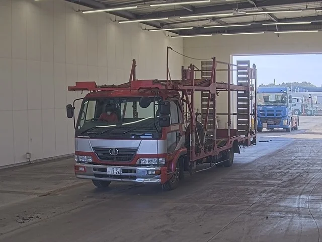 Nissan TRUCK — фото 1