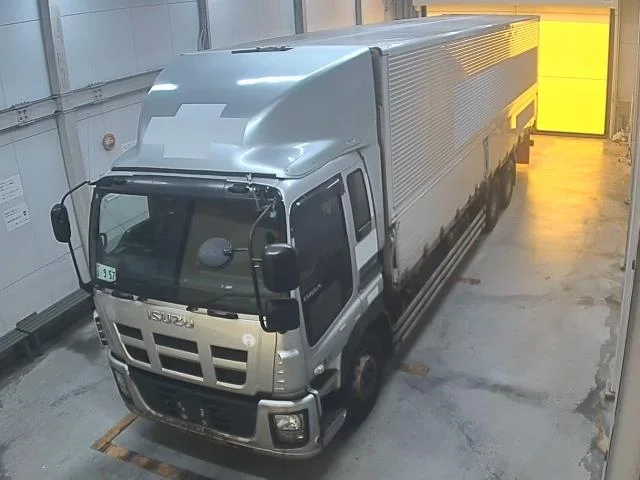 Isuzu TRUCK — фото 1