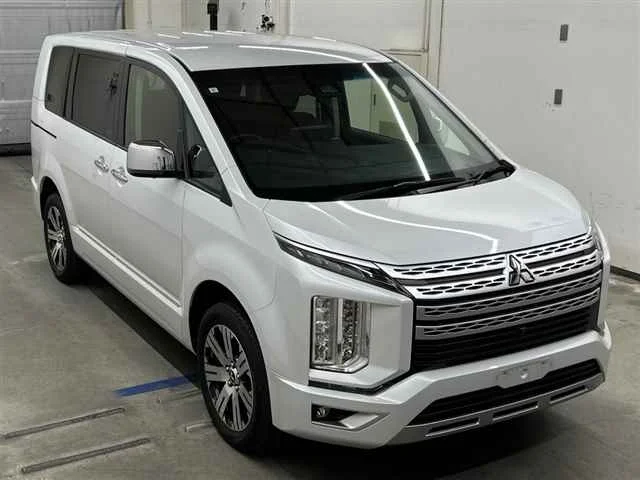 Mitsubishi DELICA D5 — фото 1