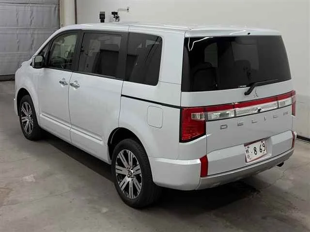 Mitsubishi DELICA D5 — фото 2