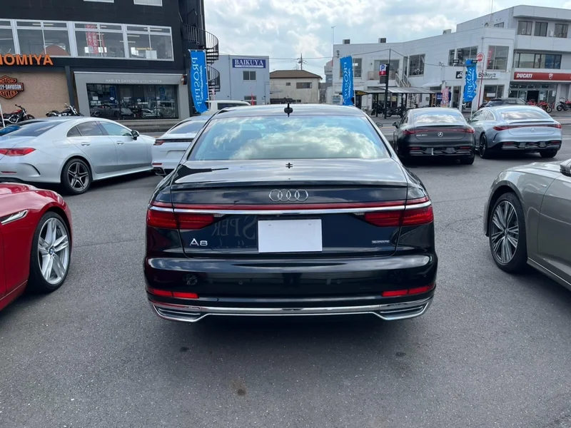 Audi A8 — фото 2