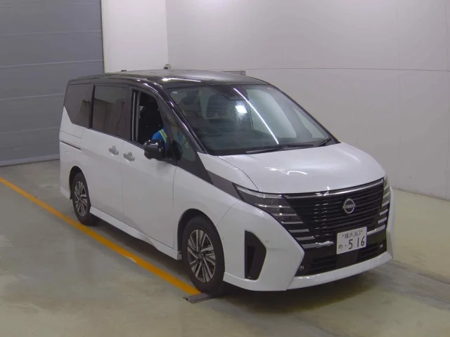Nissan SERENA — фото 1