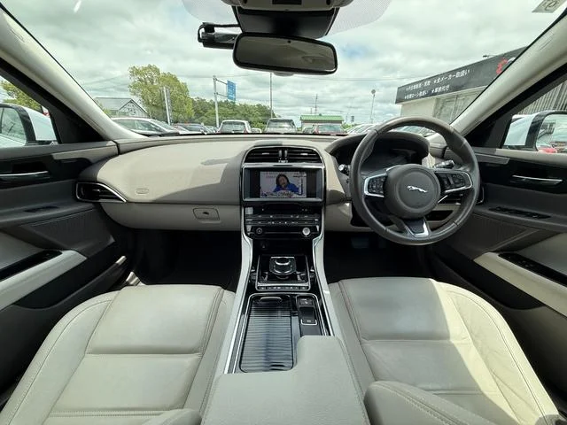 Jaguar XE — фото 4