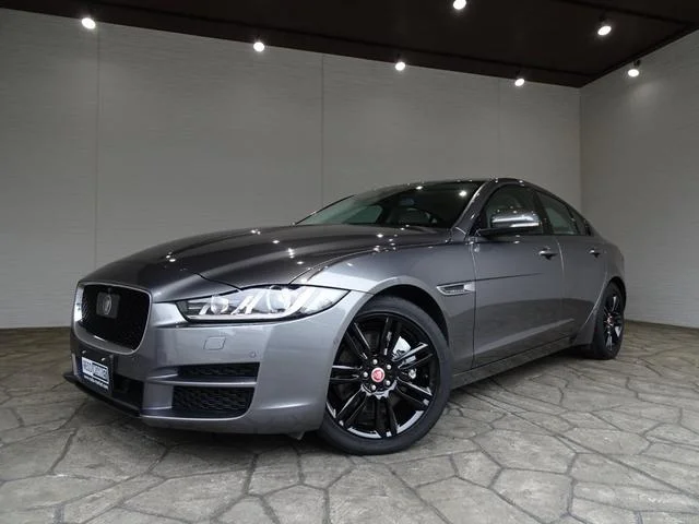 Jaguar XE — фото 1