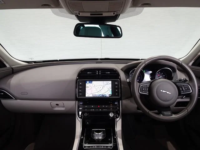 Jaguar XE — фото 3