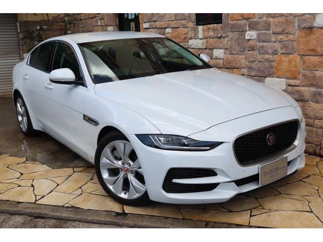 Jaguar XE — фото 1