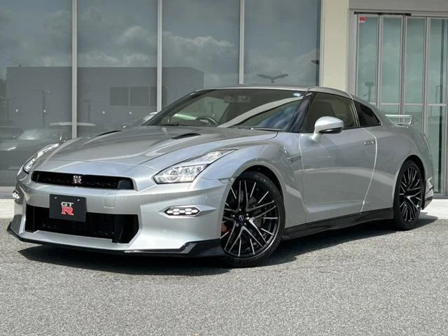 Nissan GT-R — фото 1