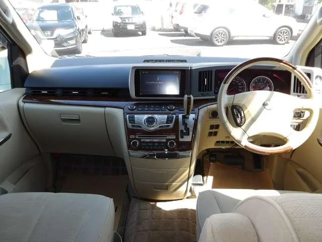 Nissan ELGRAND — фото 3