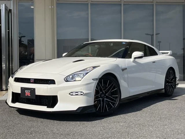 Nissan GT-R — фото 1