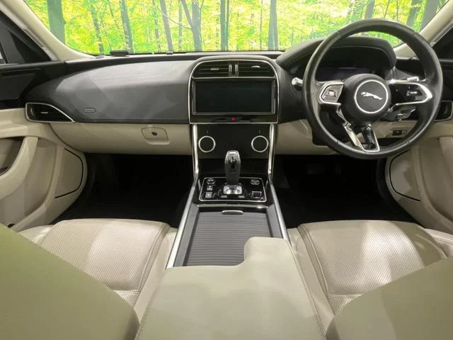 Jaguar XE — фото 2