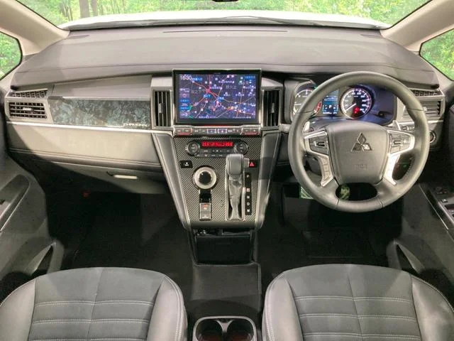 Mitsubishi DELICA D5 — фото 2