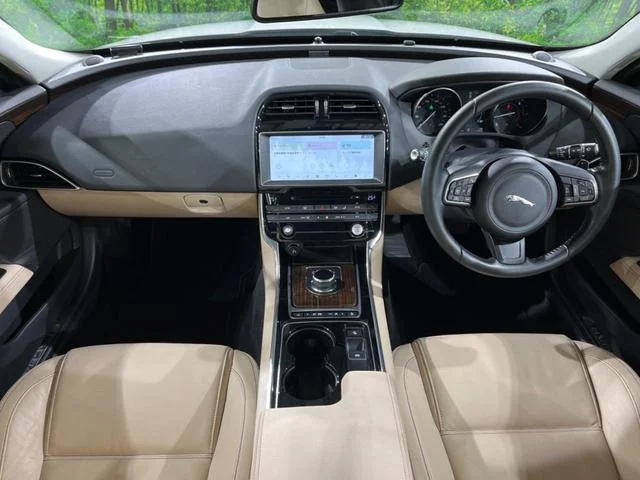 Jaguar XE — фото 3