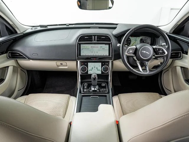 Jaguar XE — фото 2