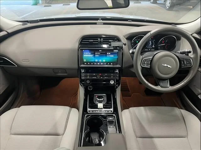 Jaguar XE — фото 2