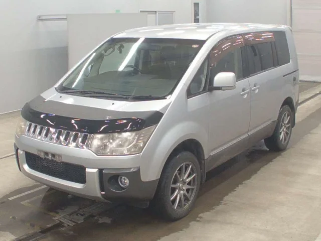 Mitsubishi DELICA D5 — фото 1