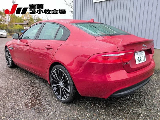 Jaguar XE — фото 2
