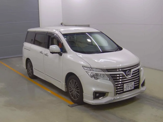 Nissan ELGRAND — фото 1