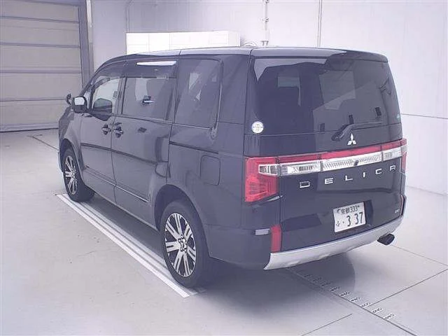 Mitsubishi DELICA D5 — фото 2