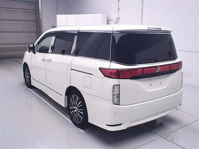 Nissan ELGRAND — фото 2