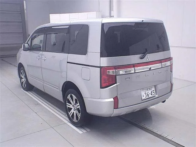 Mitsubishi DELICA D5 — фото 2