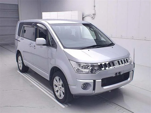 Mitsubishi DELICA D5 — фото 1