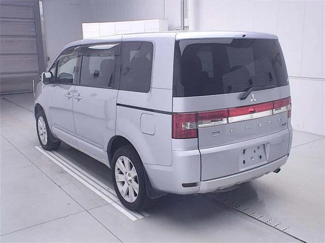 Mitsubishi DELICA D5 — фото 2