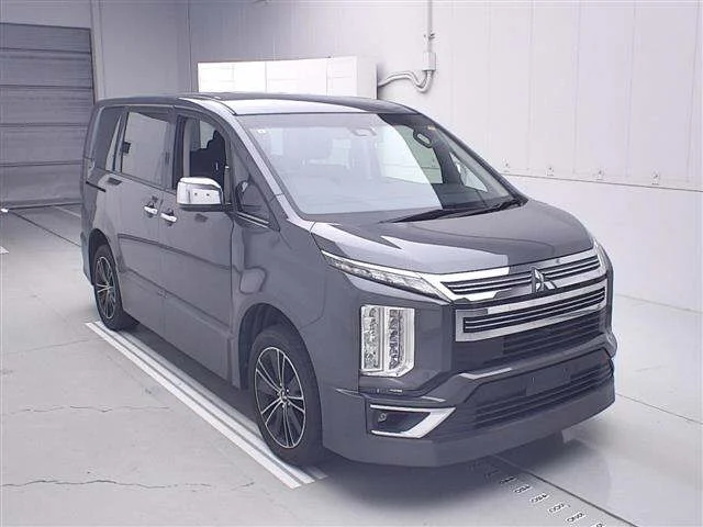 Mitsubishi DELICA D5 — фото 1