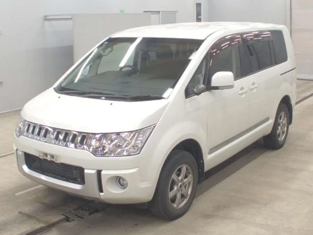 Mitsubishi DELICA D5 — фото 1