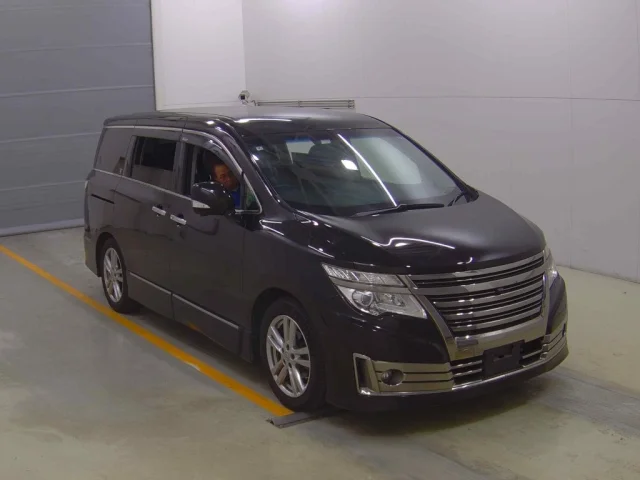 Nissan ELGRAND — фото 1