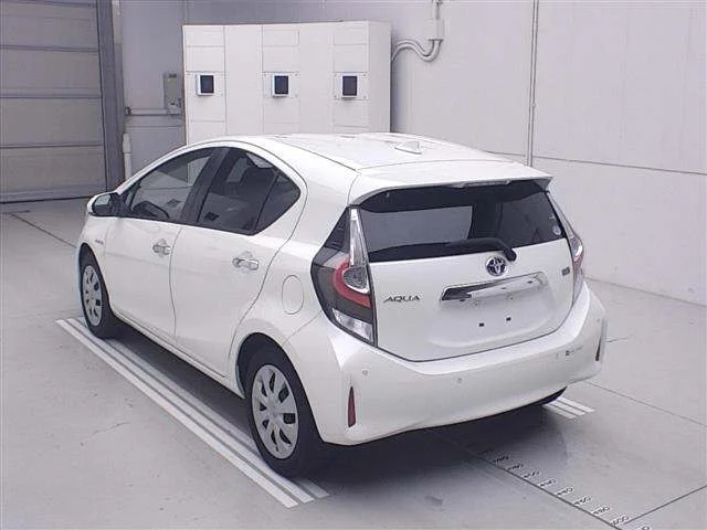 Toyota AQUA — фото 2