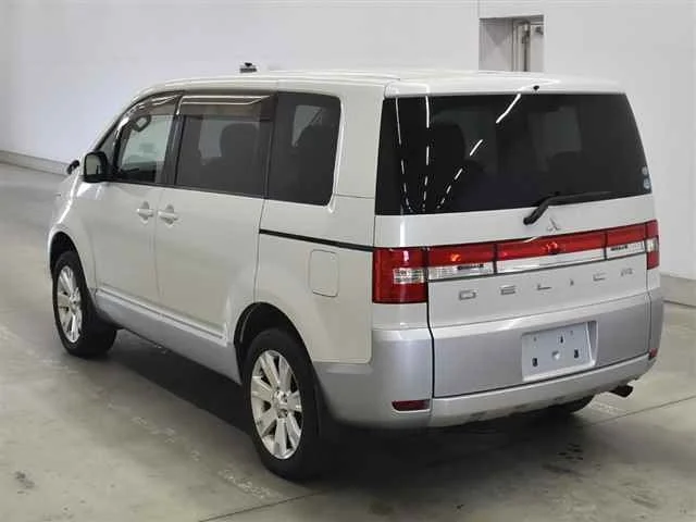 Mitsubishi DELICA — фото 2