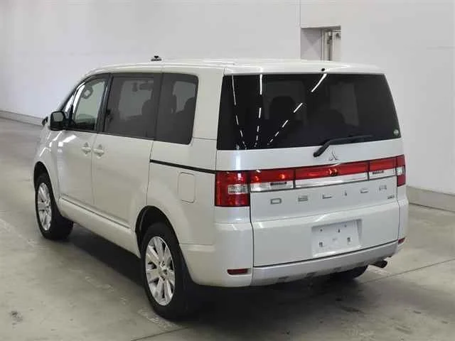 Mitsubishi DELICA — фото 2