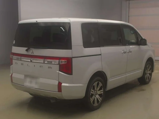 Mitsubishi DELICA D5 — фото 2