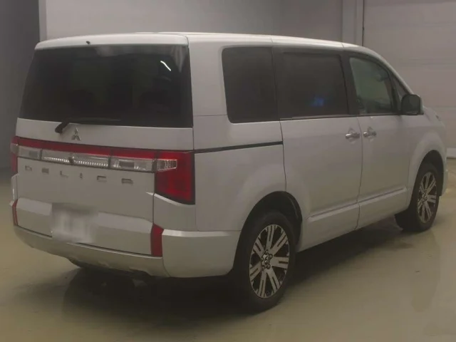 Mitsubishi DELICA D5 — фото 2