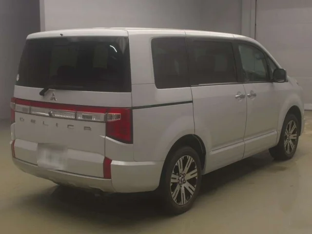 Mitsubishi DELICA D5 — фото 2