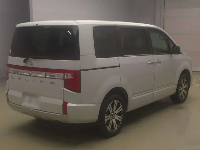 Mitsubishi DELICA D5 — фото 2